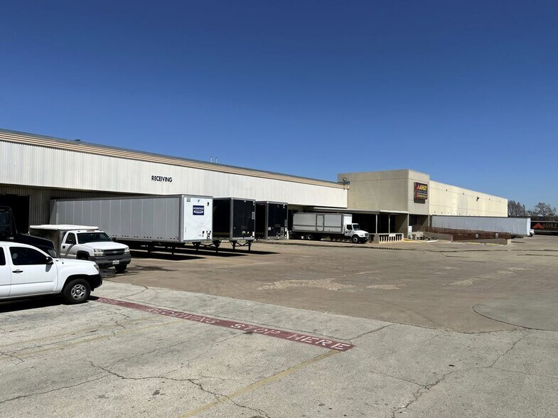More Photos Of 502 Fountain Pky, Grand Prairie Warehouse For Lease