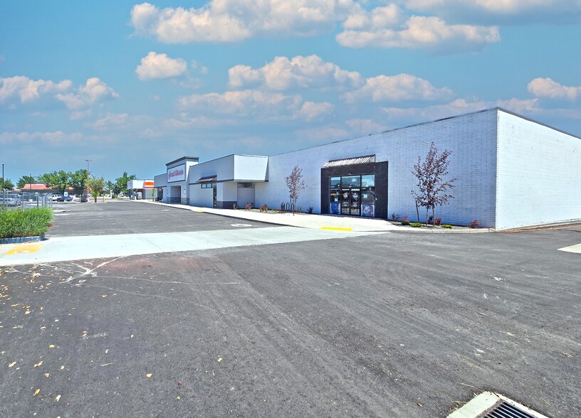 More Photos Of 1600 N Main St, Meridian General Retail For Lease
