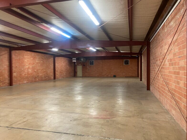 More Photos Of 8446 Gault Ln, San Antonio Light Distribution For Lease