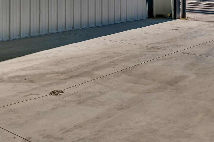 More Photos Of 24947 Larson, Lakeville Warehouse For Lease