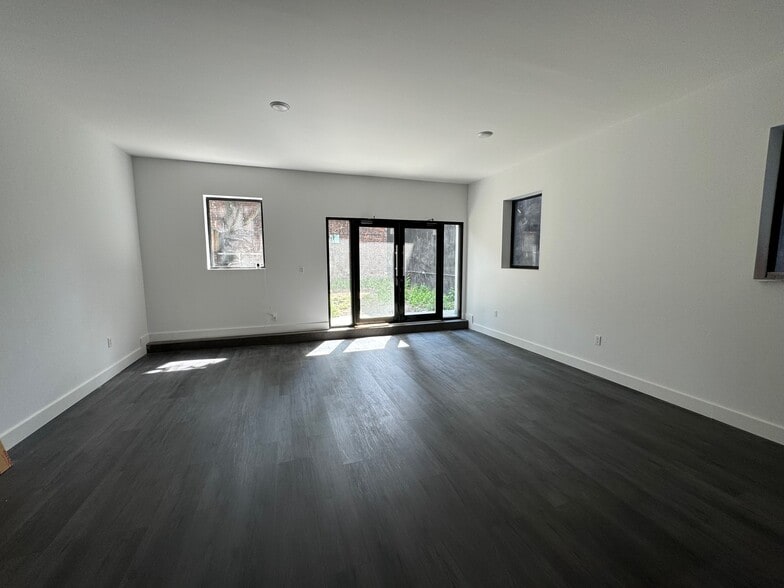 More Photos Of 124 30th St, Brooklyn Showroom For Lease