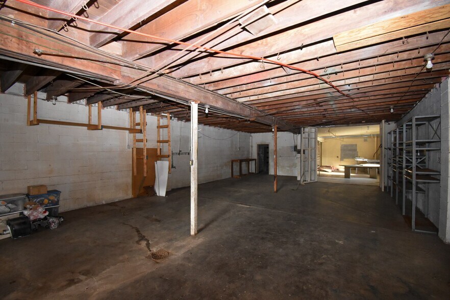 More Photos Of 443 W Walnut St, Danville Storefront For Lease