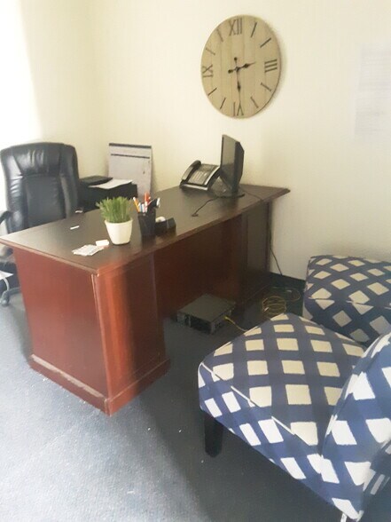More Photos Of 1226 Executive Blvd, Chesapeake Showroom For Lease