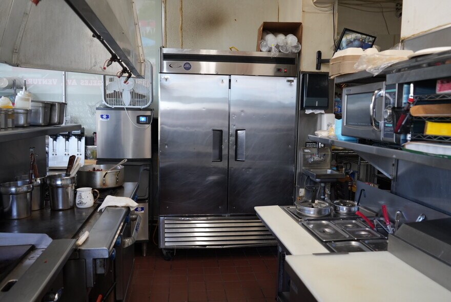 More Photos Of 1876 E Main St, Ventura Freestanding For Sale