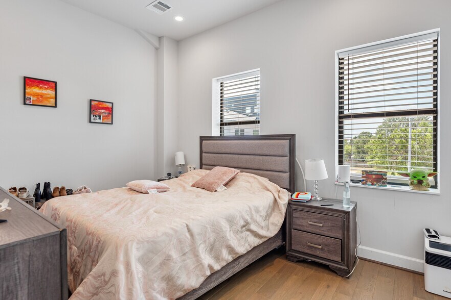 More Photos Of 5902 Winsome Ln, Houston Office Residential For Sale