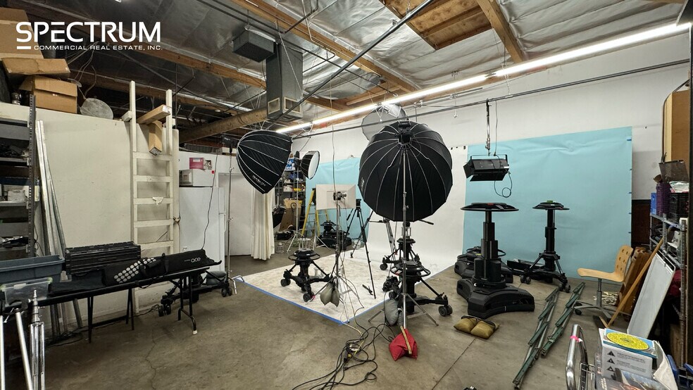 More Photos Of 16131 Valerio St, Van Nuys Warehouse For Lease