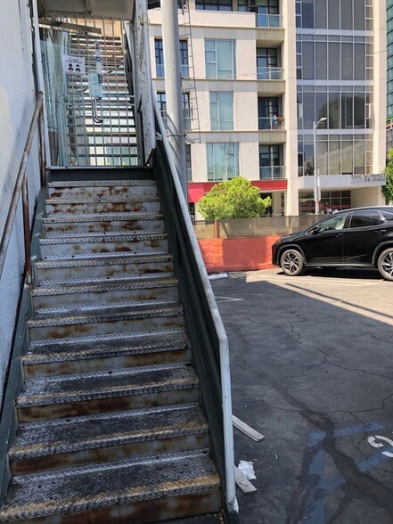 More Photos Of 600 S New Hampshire, Los Angeles Storefront Retail Office For Lease
