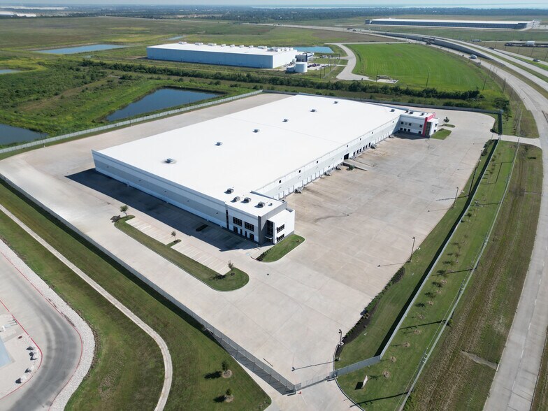 More Photos Of 6101 Grand Pky S, Baytown Distribution For Lease