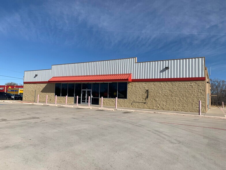 More Photos Of 400 W 2nd St, Clarendon Freestanding For Sale