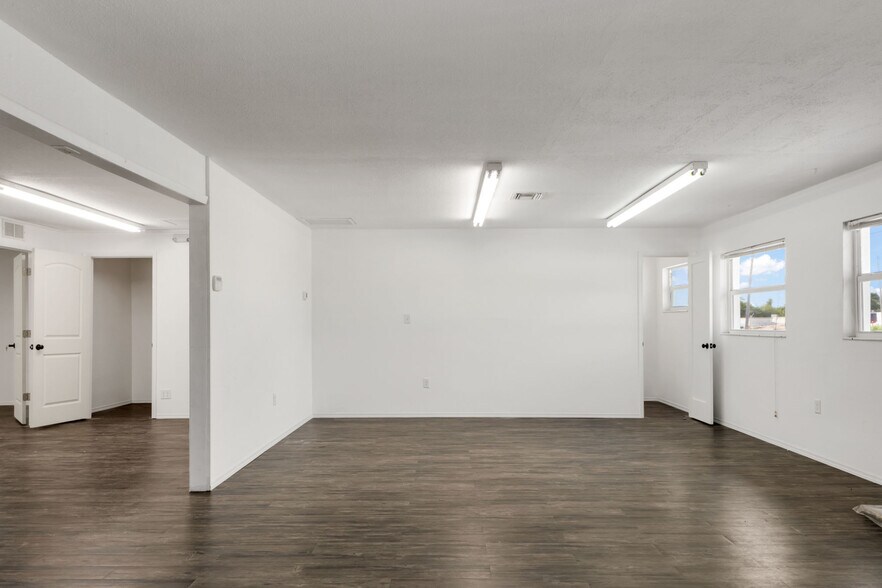 More Photos Of 23263 Harborview Rd, Port Charlotte Office For Sale