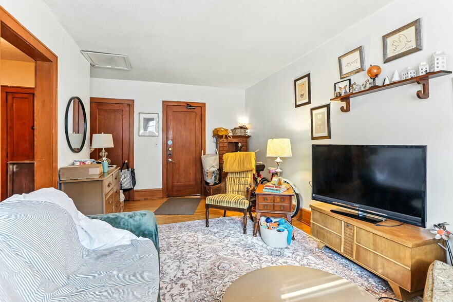 More Photos Of 976-978 Grand Ave, Saint Paul Storefront Retail Residential For Sale