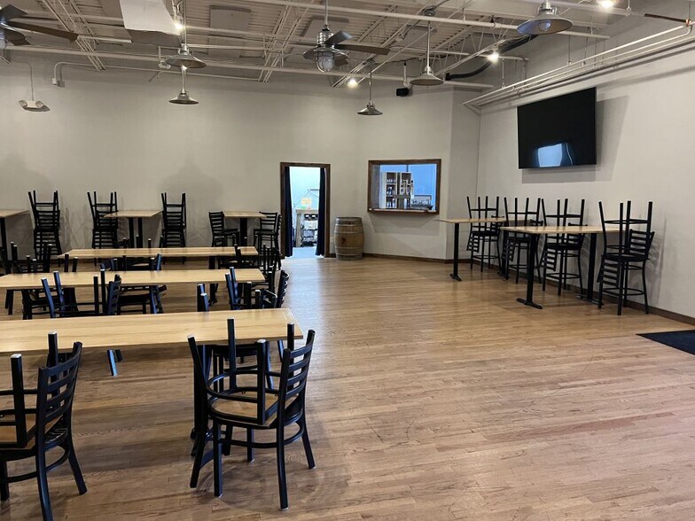 More Photos Of 16 Business Park Dr, Branford Warehouse For Lease