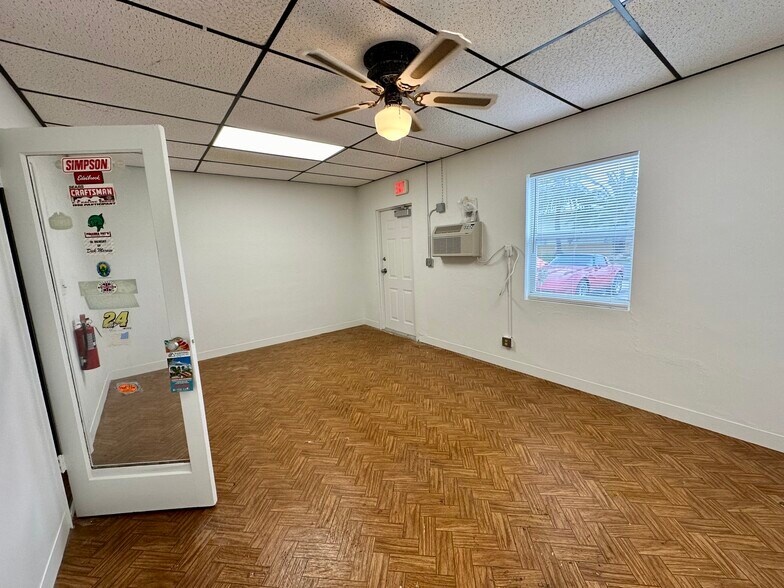 More Photos Of 630-672 NE 40th Ct, Oakland Park Warehouse For Lease