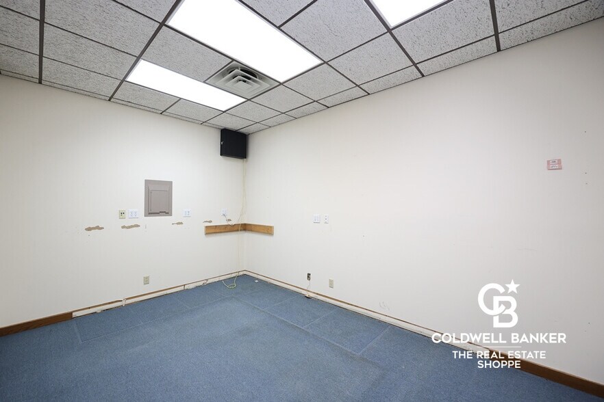 More Photos Of 911 N Main St, Garden City Office For Sale