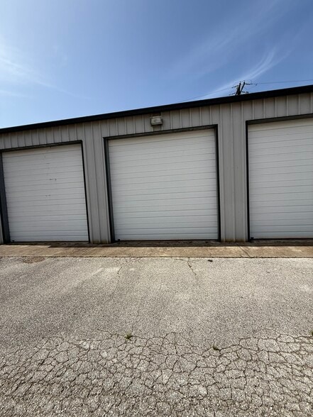 More Photos Of 4005 N Navarro St, Victoria Warehouse For Lease