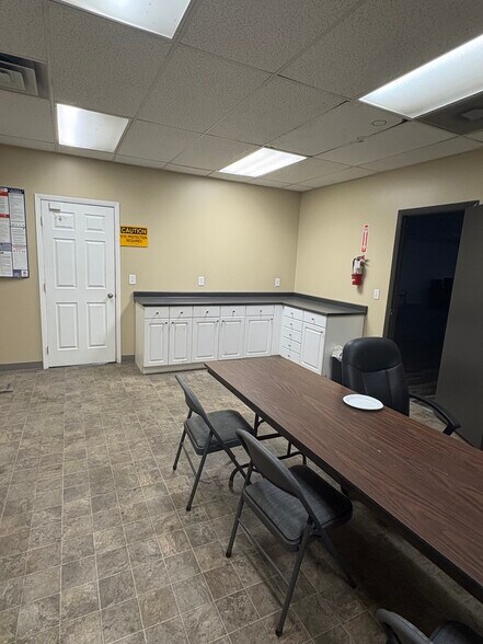 More Photos Of 4106-4112 S Commerce Dr, Murray Light Manufacturing For Lease