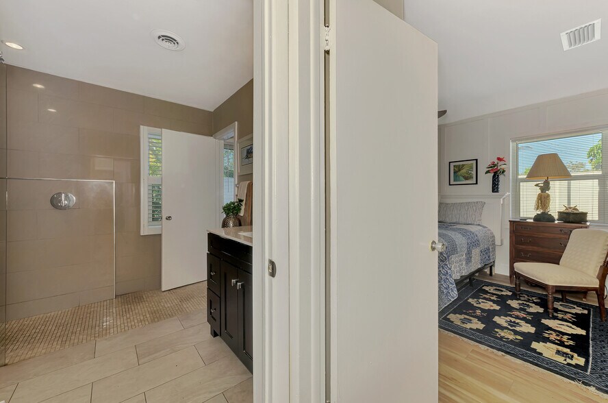 More Photos Of 400 Nokomis Ave S, Venice Specialty For Sale