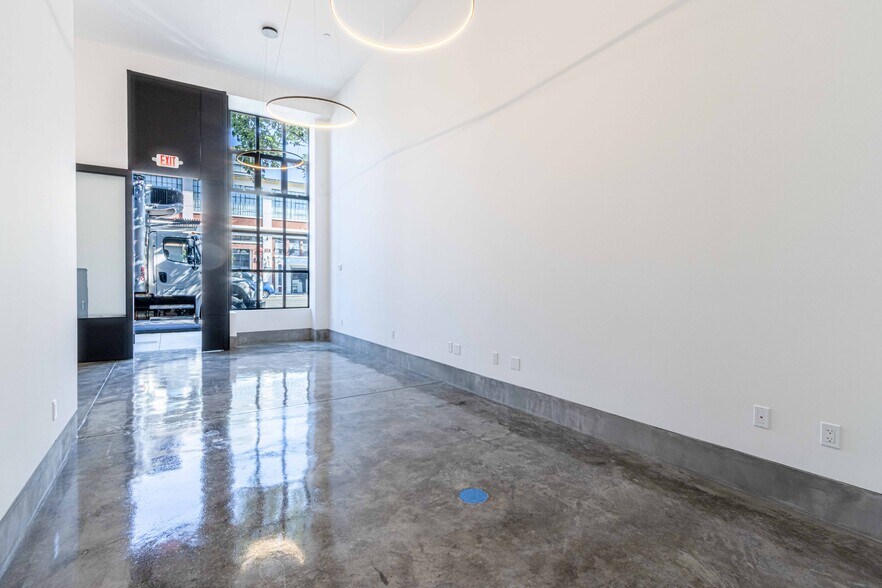 More Photos Of 2422 3rd St, San Francisco Storefront Retail Office For Lease