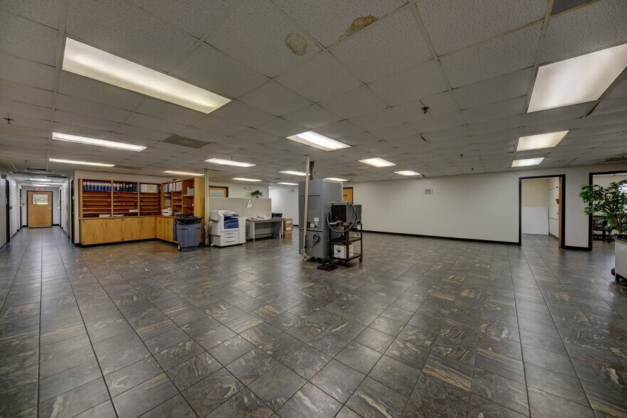 More Photos Of 1901 Longwood Dr, Brenham Manufacturing For Sale