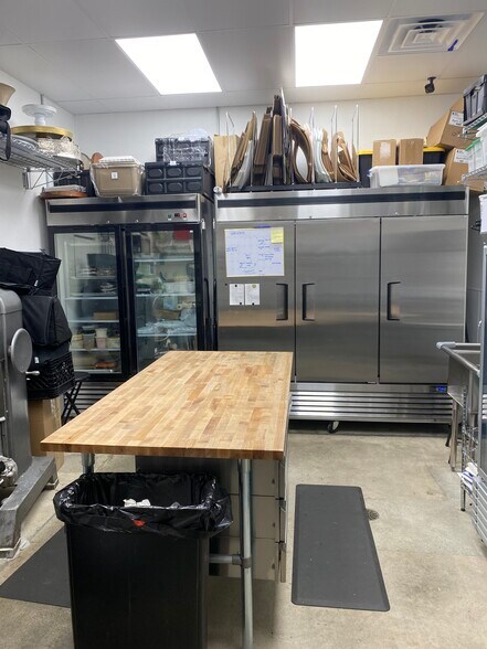 More Photos Of 2864 N High St, Columbus General Retail For Sale