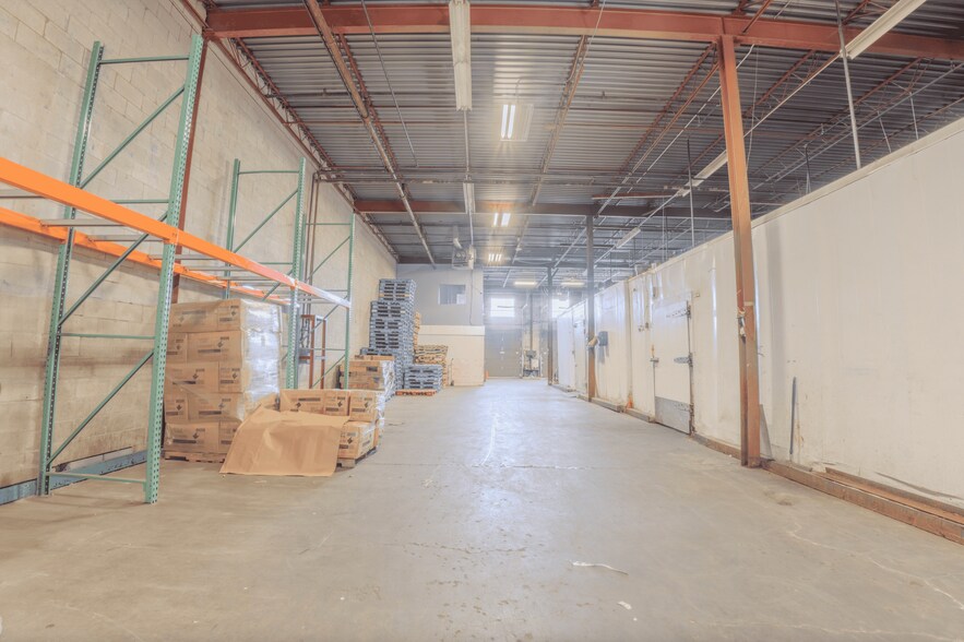More Photos Of 375-455 Deslauriers Rue, Saint-Laurent Warehouse For Lease