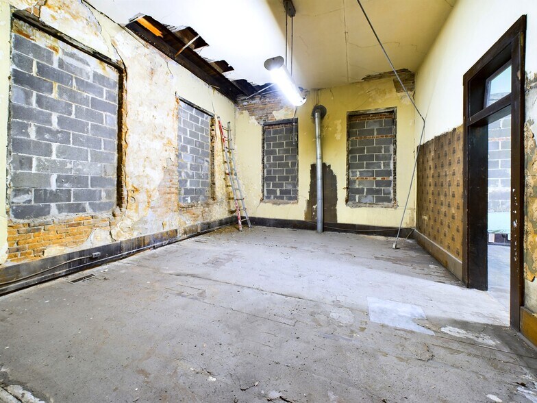 More Photos Of 309 S Ohio Ave, Sedalia Storefront Retail Office For Sale