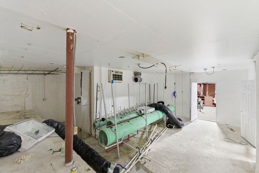 More Photos Of 2122 S Glenstone Ave, Springfield Freestanding For Sale