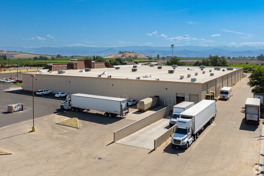 More Photos Of 2270 E El Monte Way, Dinuba Storefront For Lease