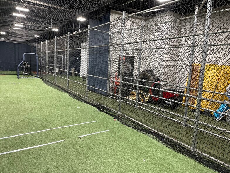 More Photos Of 8630 103rd Ave, Ozone Park Showroom For Lease