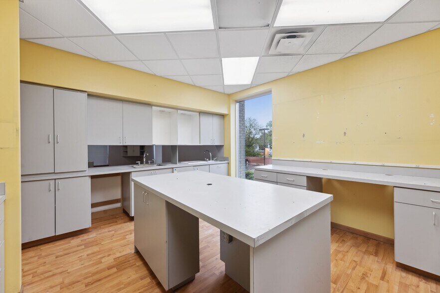 More Photos Of 9403 Kenwood Rd, Blue Ash Medical For Lease