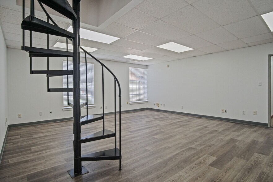More Photos Of 2412 Palmer Cir, Norman Office For Sale