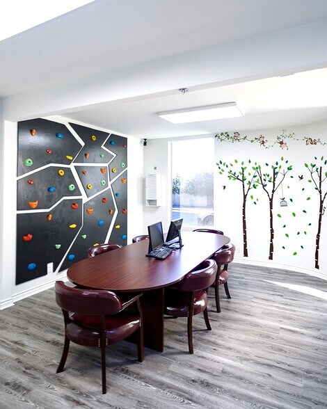 More Photos Of 16946 Sherman Way, Lake Balboa Loft Creative Space For Lease