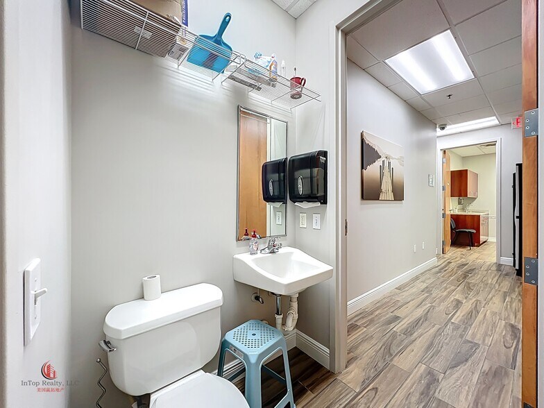 More Photos Of 1507 S Hiawassee Rd, Orlando Medical For Lease