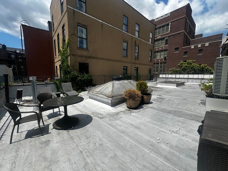 More Photos Of 240 Meserole St, Brooklyn Warehouse For Lease