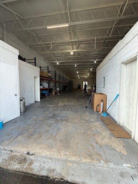 More Photos Of 220 W 24th St, Hialeah Showroom For Lease