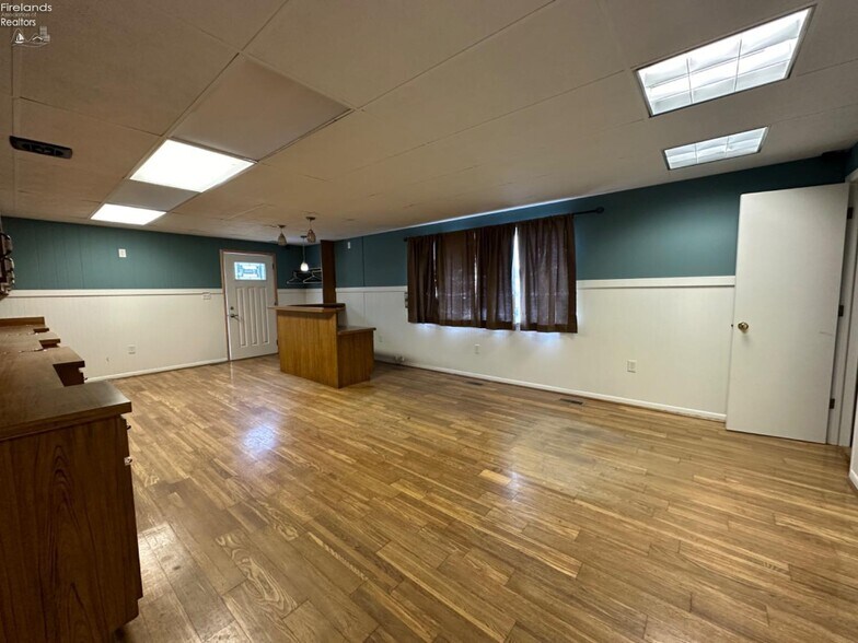 More Photos Of 9 Herrick Aly, Monroeville Freestanding For Sale