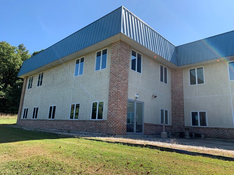 More Photos Of 130 Futura Dr, Pottstown Light Manufacturing For Lease