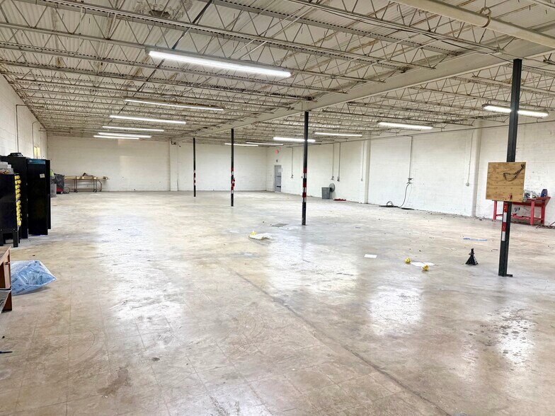 More Photos Of 5703 Kenwick St, San Antonio Warehouse For Lease
