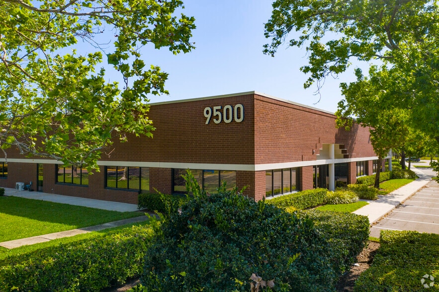 More Photos Of 9412-9424 International Ct N, Saint Petersburg Unknown For Lease