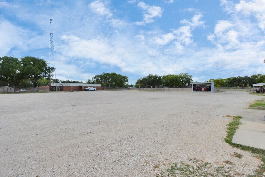 More Photos Of 1500 W Highway 6, Alvin Truck Terminal For Lease
