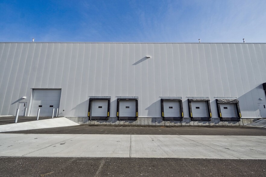 More Photos Of 180 Rue Mcarthur, Salaberry-de-valleyfield Industrial For Lease