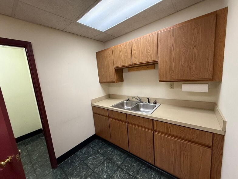 More Photos Of 403 Chatham Sq, Fredericksburg Office For Sale