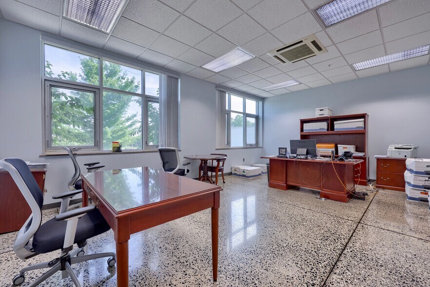 More Photos Of 22 Blackhawk Ln, Elizabethtown Distribution For Sale