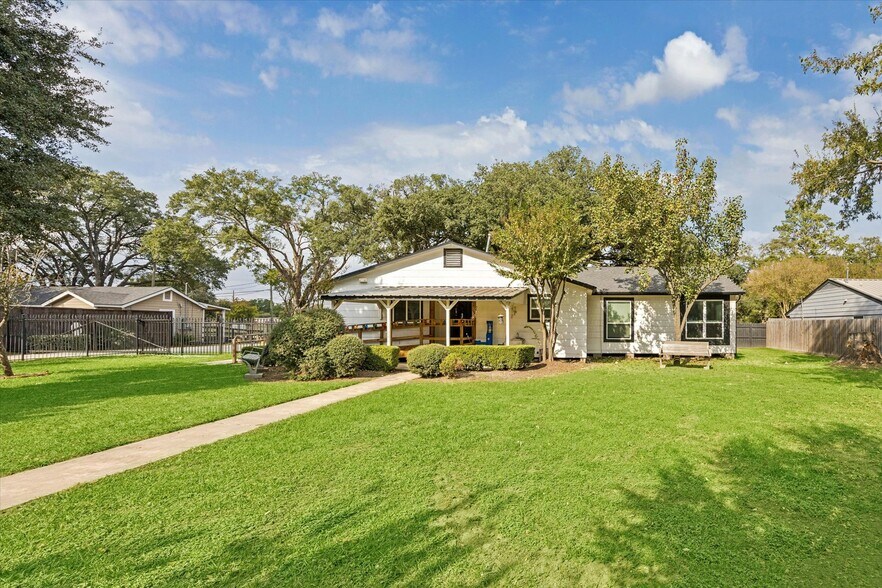 More Photos Of 5225 E 5th St, Katy Light Manufacturing For Sale