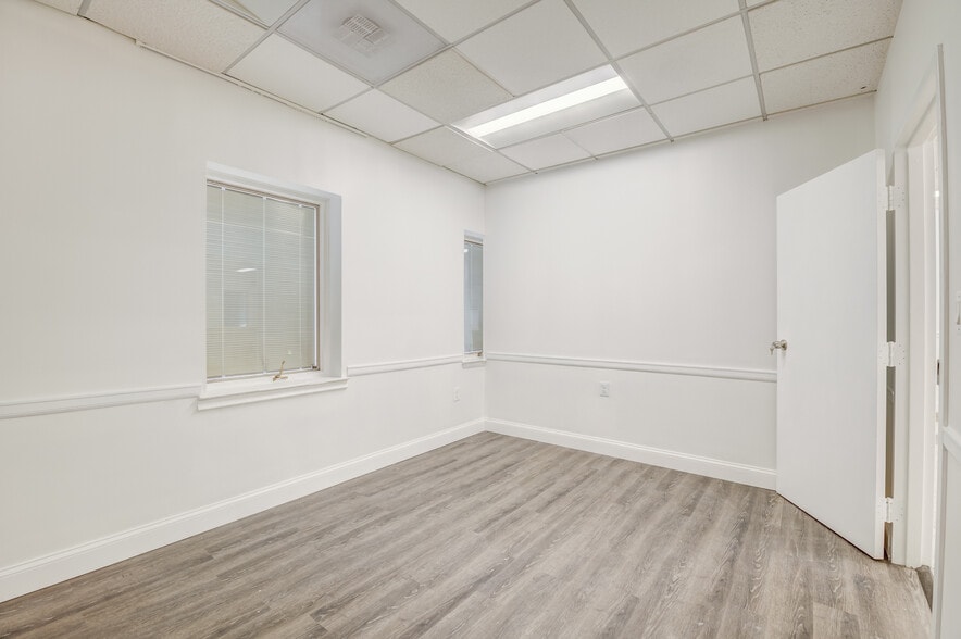 More Photos Of 4609 Pinecrest Office Park Dr, Alexandria Medical For Sale