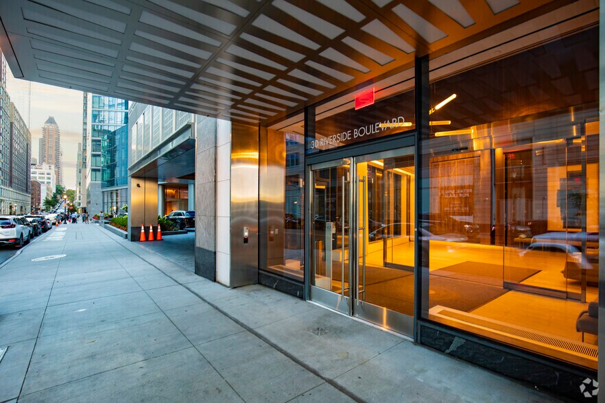 More Photos Of 400 W 61st St, New York Apartments For Lease