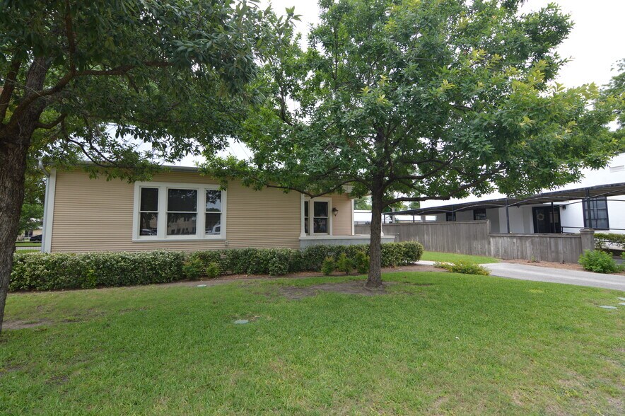 More Photos Of 113 Rosewood Ave, Boerne Office For Sale