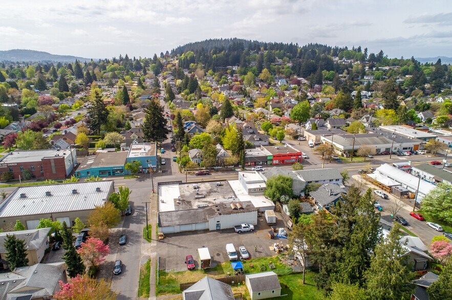 More Photos Of 7131-7145 NE Glisan St, Portland Showroom For Lease