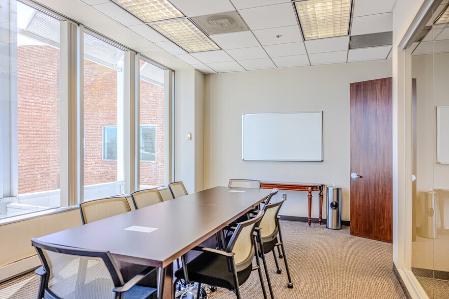 More Photos Of 300 W Pratt St, Baltimore Office For Sale