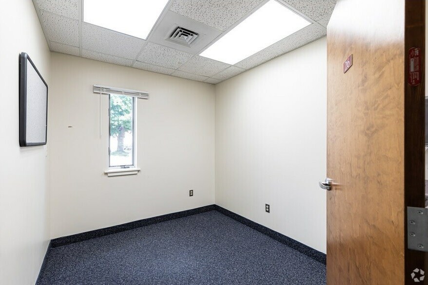 More Photos Of 2150 Main St, Springfield Medical For Lease